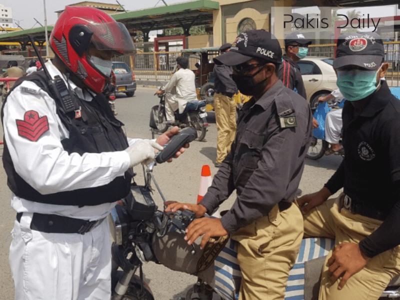 کراچی: ڈبل سواری پر مزید سختی, پولیس اہلکاروں کی خلاف ورزی پر وڈیو وائرل