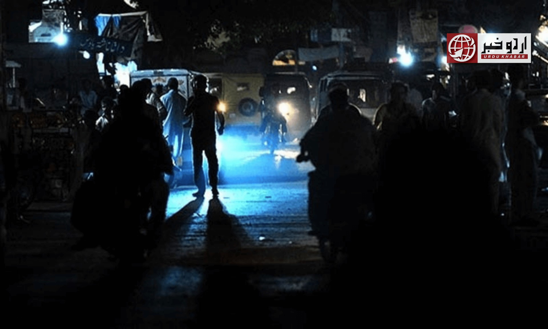 کراچی میں لمبی لوڈشیڈنگ، سڑکوں پر تین تین فٹ گڑھے پڑ گئے، انتظامیہ غائب، شہریوں کا احتجاج