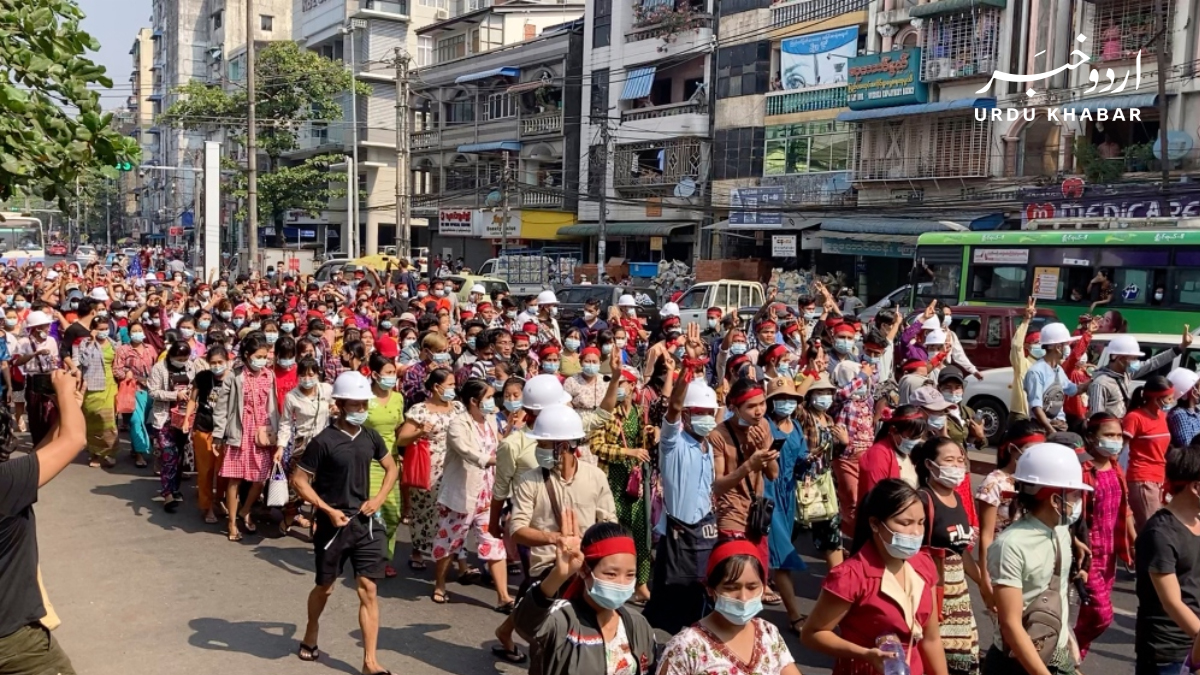 میانمار میں مارشل لاء کے خلاف ہزاروں شہری سڑکوں پر آگئے