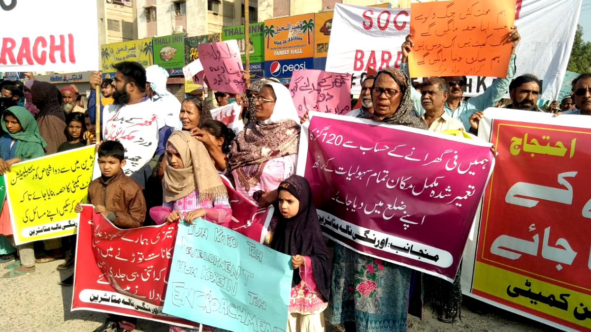 کراچی میں ہزاروں افراد کو موسمیاتی تبدیلی اور پلازہ مسماری کے خلاف احتجاج