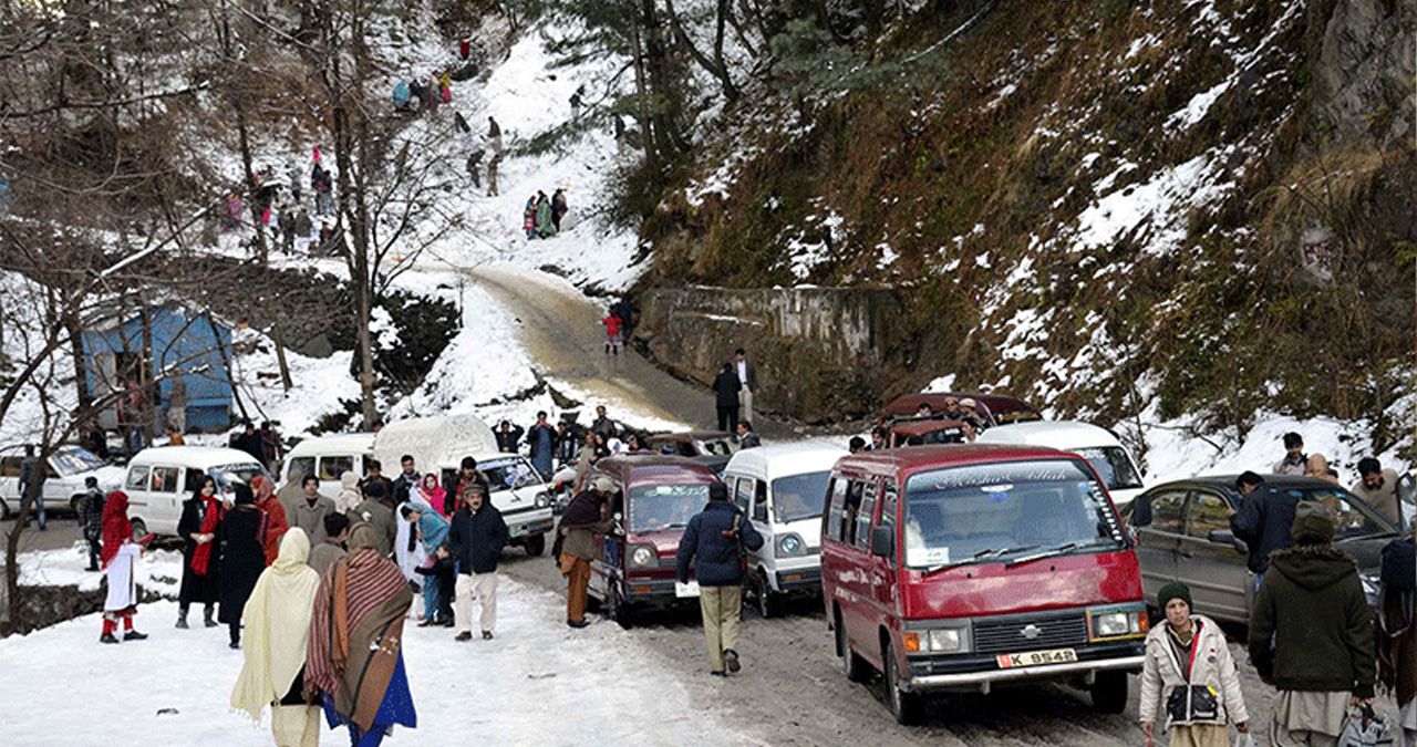 سڑکوں پر خود برف پھینک کر سیاحوں سے پیسے بٹورنے والے ملزم گرفتار