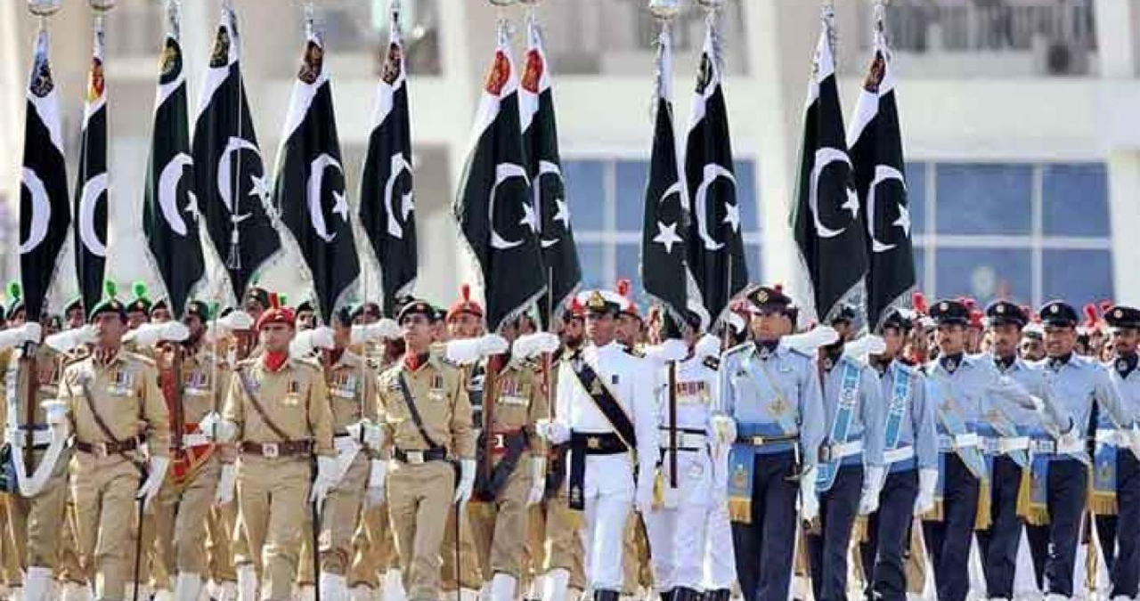 یوم پاکستان: پاک فوج کی جانب سے توپوں کی سلامی