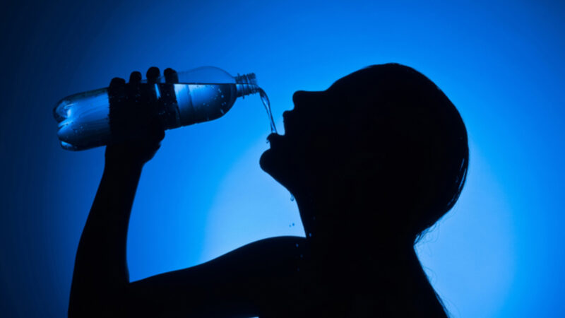 چالیس سالہ نوجوان نے بیس سال بعد پہلی دفعہ پانی پیا