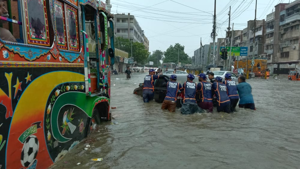 پاکستان نے سیلاب ایمرجنسی سے نمٹنے کے لئے دنیا سے امداد مانگ لی ￼￼