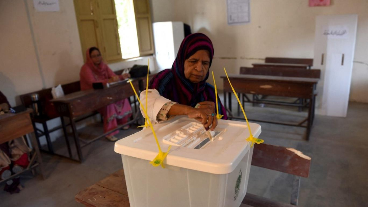 الیکشن کمیشن کی خیبر پختونخواہ میں ضمنی الیکشن ملتوی کرنے کی دھمکی￼