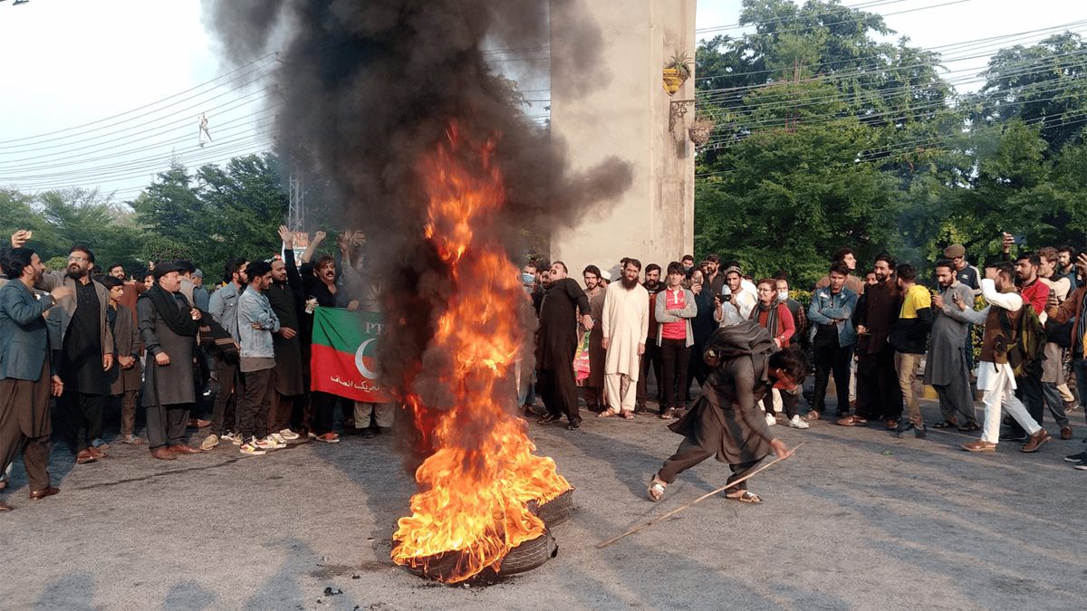 اسلام آباد میں نیم فوجی دستے تعینات،  پی ٹی آئی کی جانب سے سڑکیں بلاک