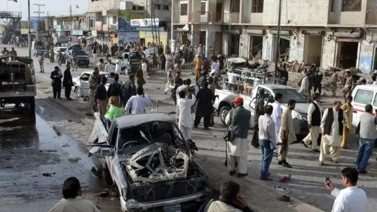 پاکستان پولیس کی گاڑی پر خودکش بم دھماکے میں تین افراد جاں بحق