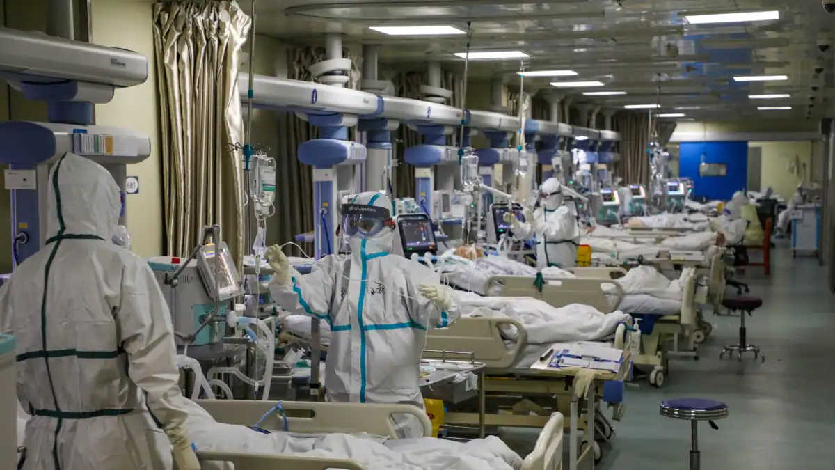 چین میں کوویڈ کی نئی لہر سے اسپتال بھر گئے