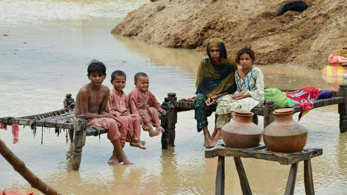 پاکستان میں 40 لاکھ بچے آلودہ سیلابی پانی کے قریب رہ رہے ہیں: یونیسیف