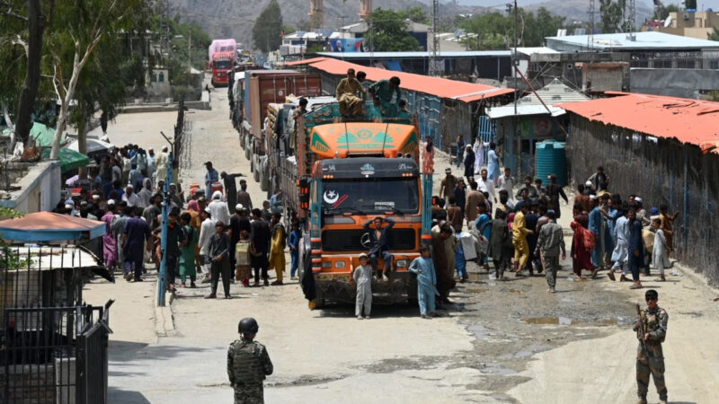 طورخم میں پاک افغان سرحد تجارت اور ٹریفک کے لیے دوبارہ کھول دی گئی