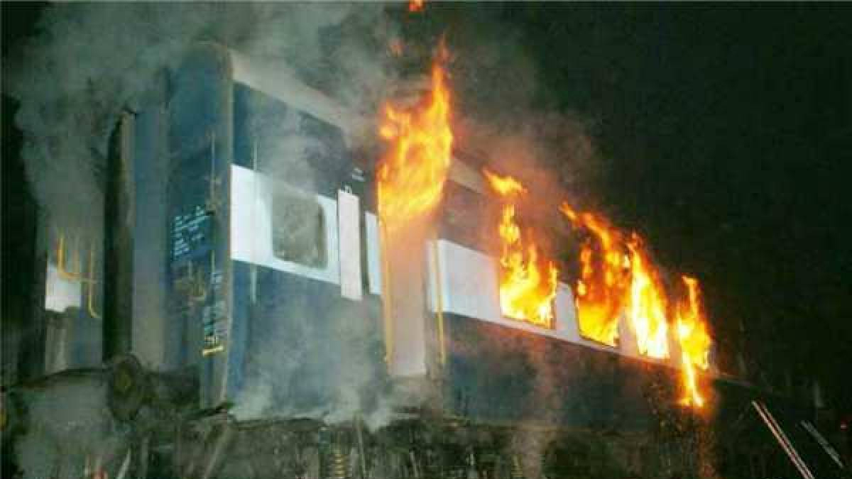  کراچی ایکسپریس میں آگ، سات افراد جاں بحق￼