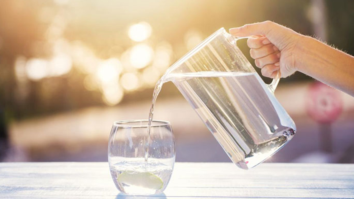   دن میں کم از کم کتنے گلاس پانی پینا چاہیے؟ جانئے اہم معلومات￼