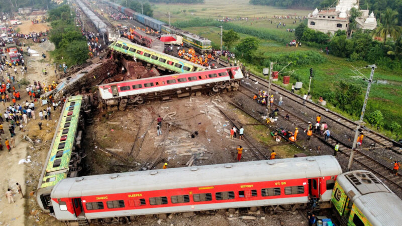 بھارت میں تین ٹرینیں آپس میں ٹکرا گئیں، بڑا جانی نقصان