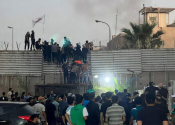 قرآن پاک کی بے حرمتی پر بغداد میں سویڈن کے سفارت خانے کو آگ لگا دی گئی