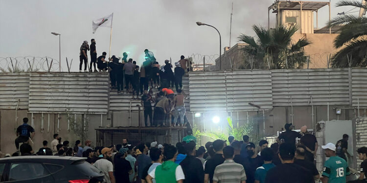 قرآن پاک کی بے حرمتی پر بغداد میں سویڈن کے سفارت خانے کو آگ لگا دی گئی