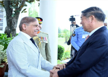 وزیر اعظم شہباز شریف کا اسلام آباد میں چین کے نائب وزیر اعظم کا پرتپاک استقبال
