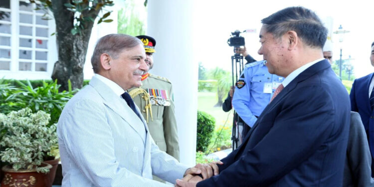 وزیر اعظم شہباز شریف کا اسلام آباد میں چین کے نائب وزیر اعظم کا پرتپاک استقبال