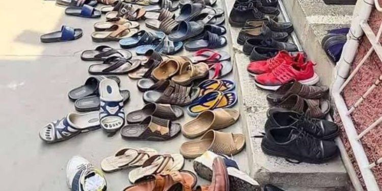 مسجد کے جوتے چرانے اور آن لائن فروخت کرنے والا شخص گرفتار"