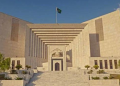 پاکستان کے الیکشن چیف جسٹس نے پی ٹی آئی کے 'بیٹ' نشان کی بحالی کی قانونی حیثیت پر سوال اٹھایا