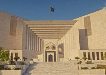 پاکستان کے الیکشن چیف جسٹس نے پی ٹی آئی کے 'بیٹ' نشان کی بحالی کی قانونی حیثیت پر سوال اٹھایا