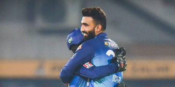 اسامہ میر کا شاندار سکس فیر اور ماں کو گلے لگانا پی ایس ایل 2024 کا ناقابل فراموش لمحہ