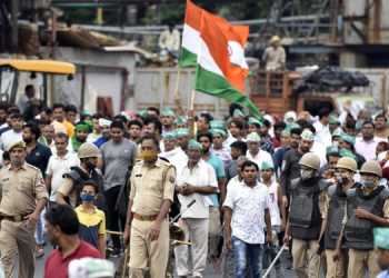 بھارتی کسانوں کی فصل کی کم سے کم قیمت کے لیے دارالحکومت کے احتجاج میں پولیس کے ساتھ جھڑپ