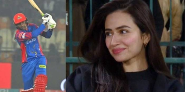 ثنا جاوید اپنے شوہر شعیب ملک کے پی ایس ایل 9 کے میچ میں نظر آئیں