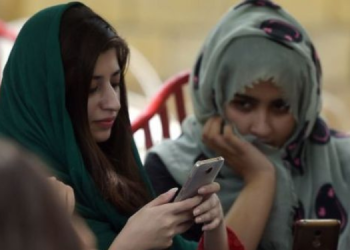 کے پی کے حکومت نے تعلیمی ماحول کو بہتر بنانے کے لیے اسکولوں میں موبائل فون پر پابندی کا نفاذ کیا۔