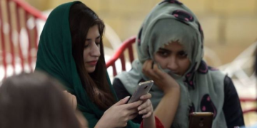 کے پی کے حکومت نے تعلیمی ماحول کو بہتر بنانے کے لیے اسکولوں میں موبائل فون پر پابندی کا نفاذ کیا۔