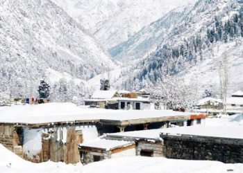 ناران میں برفانی تودہ گرنے سے ہوٹل برف کے نیچے دب گئے۔