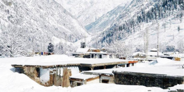 ناران میں برفانی تودہ گرنے سے ہوٹل برف کے نیچے دب گئے۔