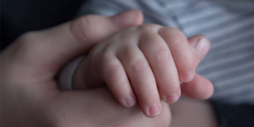 پولیس نے بہادری سے اغوا شدہ نومولود کو بچا لیا مجرم پکڑا گیا۔