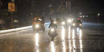 کراچی میں موسلا دھار بارش کے بعد بجلی کی بندش