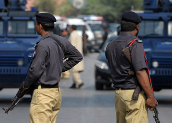 کراچی پولیس افسر بھتہ خوری اور منشیات فروخت کرنے پر گرفتار (1)