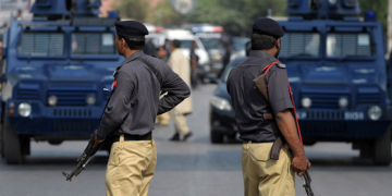 کراچی پولیس افسر بھتہ خوری اور منشیات فروخت کرنے پر گرفتار (1)