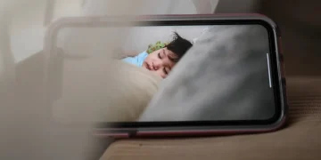 موبائل فون نیند کے مسائل کی وجہ ہو سکتی ہے