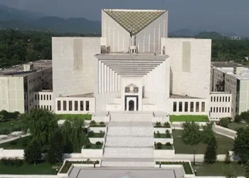 گورنر خیبر پختونخواہ حاجی غلام علی نے ہفتہ کو گورنر ہاؤس میں پشاور ہائی کورٹ کے نئے تعینات ہونے والے چیف جسٹس جسٹس اشتیاق ابراہیم سے حلف لے لیا ہے۔ تقریب حلف برداری میں وزیراعلیٰ کے پی سردار علی امین گنڈا پور نے بھی شرکت کی۔ سیکرٹری قانون نے جسٹس اشتیاق ابراہیم کی بطور چیف جسٹس پشاور ہائی کورٹ تقرری کا حکم نامہ پڑھ کر سنایا۔ کے پی گورنر نے پشاور ہائی کورٹ کے چیف جسٹس کو ان کی نئی ذمہ داریوں پر مبارکباد دی اور ان کے لیے نیک خواہشات کا اظہار کیا۔ حلف برداری کی تقریب میں سپریم کورٹ آف پاکستان کے ججز، جسٹس مسرت ہلالی، پشاور ہائی کورٹ کے ججز، وکلاء، چیف سیکرٹری اور آئی جی پی خیبرپختونخوا اور مختلف محکموں کے سیکرٹریز نے بھی شرکت کی۔