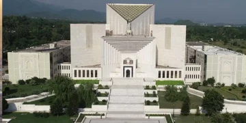 گورنر خیبر پختونخواہ حاجی غلام علی نے ہفتہ کو گورنر ہاؤس میں پشاور ہائی کورٹ کے نئے تعینات ہونے والے چیف جسٹس جسٹس اشتیاق ابراہیم سے حلف لے لیا ہے۔ تقریب حلف برداری میں وزیراعلیٰ کے پی سردار علی امین گنڈا پور نے بھی شرکت کی۔ سیکرٹری قانون نے جسٹس اشتیاق ابراہیم کی بطور چیف جسٹس پشاور ہائی کورٹ تقرری کا حکم نامہ پڑھ کر سنایا۔ کے پی گورنر نے پشاور ہائی کورٹ کے چیف جسٹس کو ان کی نئی ذمہ داریوں پر مبارکباد دی اور ان کے لیے نیک خواہشات کا اظہار کیا۔ حلف برداری کی تقریب میں سپریم کورٹ آف پاکستان کے ججز، جسٹس مسرت ہلالی، پشاور ہائی کورٹ کے ججز، وکلاء، چیف سیکرٹری اور آئی جی پی خیبرپختونخوا اور مختلف محکموں کے سیکرٹریز نے بھی شرکت کی۔