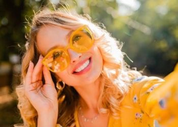 ایسی عادات جن کی مدد سے آپ گرمیوں میں اپنی آنکھوں کی حفاظت کرسکتے ہیں۔