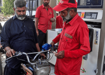 پیٹرول کی قیمت میں 16 مئی سے 12 روپے کی کمی متوقع