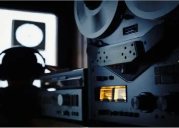 آئی ایس آئی کو فون کالز ٹیپ کرنے کی اجازت دینے کا فیصلہ لاہور ہائی کورٹ میں چیلنج