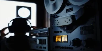 آئی ایس آئی کو فون کالز ٹیپ کرنے کی اجازت دینے کا فیصلہ لاہور ہائی کورٹ میں چیلنج