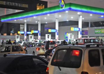 حکومت نے پیٹرول کی قیمتوں میں بڑی کمی کا اعلان کر دیا