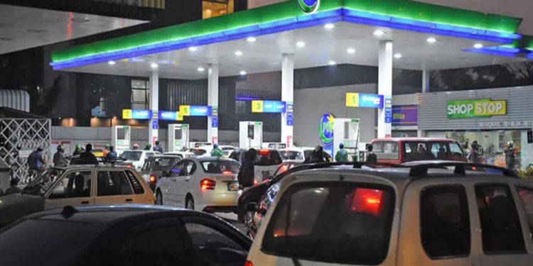 حکومت نے پیٹرول کی قیمتوں میں بڑی کمی کا اعلان کر دیا
