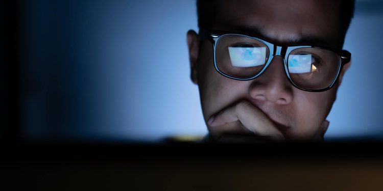 سکرین کے آنکھوں پر ہونے والے اثرات سے کیسے بچیں؟