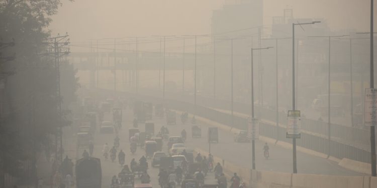 پنجاب حکومت نے صوبے میں اسموگ سے نمٹنے کے لیے مصنوعی بارش کی ٹیکنالوجی کا استعمال شروع کیا ہے