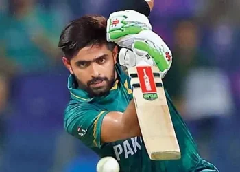 بابر اعظم کا بلا میلبرن کرکٹ گراؤنڈ کے مشہور لانگ روم میں کرکٹ لیجنڈز کے ساتھ نمایاں