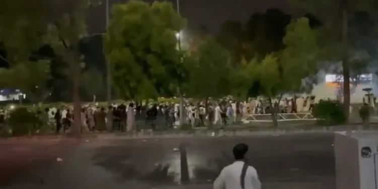 بشری بی بی کا پی ٹی آئی مظاہرین سے خطاب مارچ جاری رکھنے کی اپیل