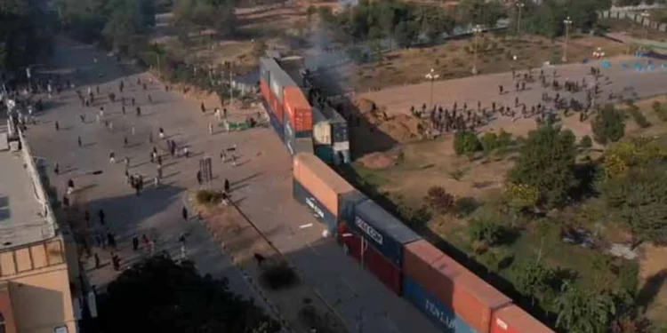 پی ٹی آئی مارچ مظاہرین ڈی چوک پہنچ گئے، فوج طلب