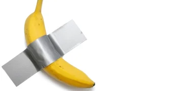 کروڑوں ڈالر کا ٹیپ شدہ کیلا کھانے کا انوکھا واقعہ